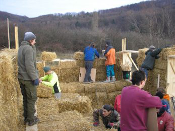 Building a load-bearing straw-bale wall (Sodobna naravna gradnja)