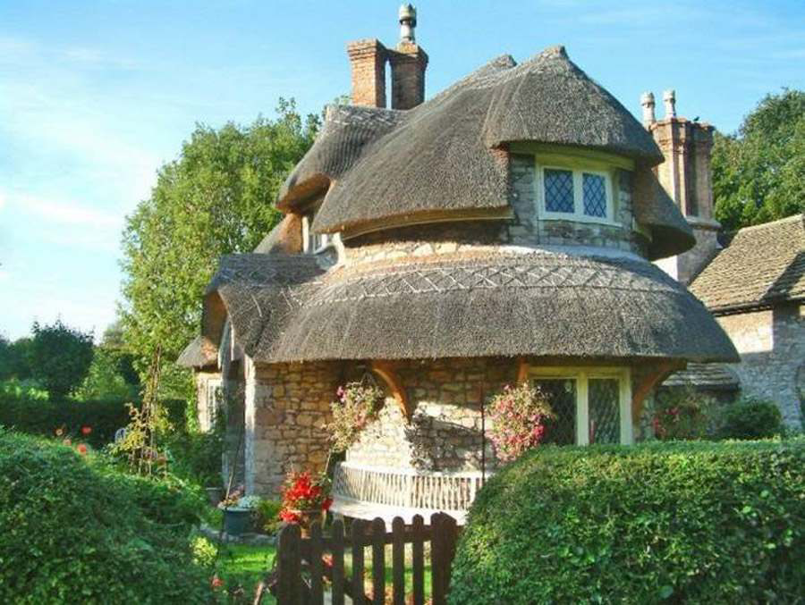 Thatched reed roof on a cottage (Sodobna naravna gradnja)